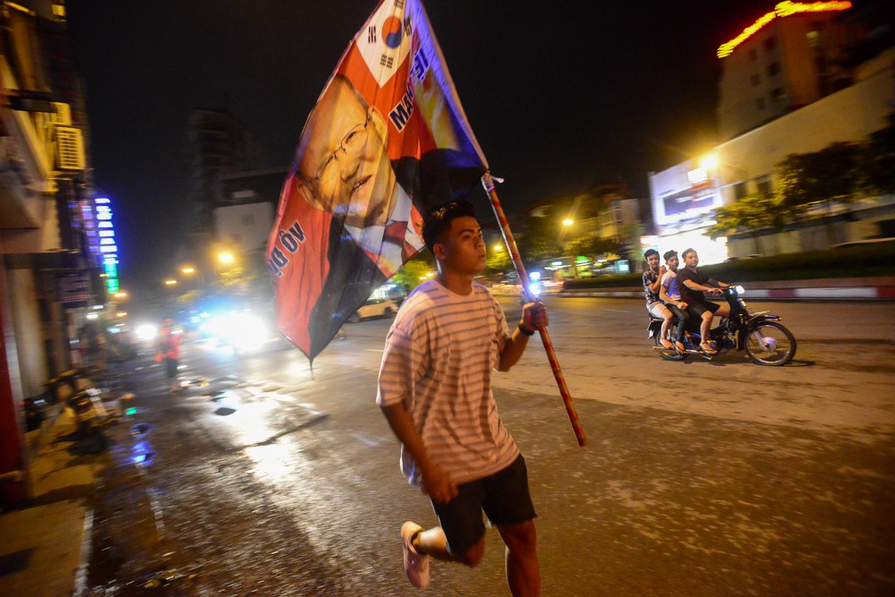 hinh anh hang tram nghin nguoi reo mung chien thang cua olympic viet nam nhin tu tren cao