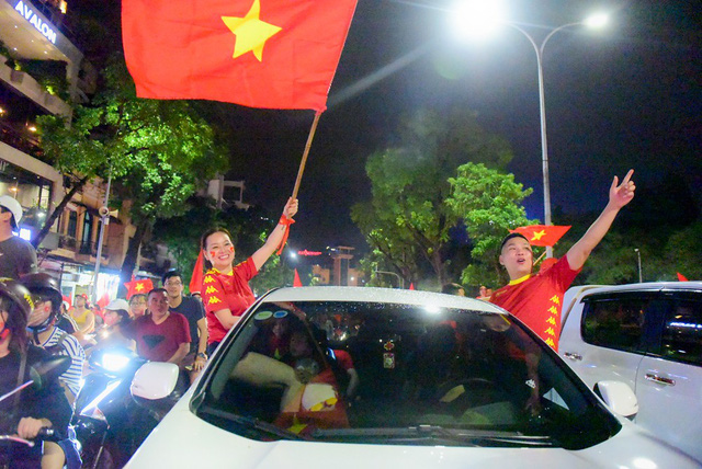 hinh anh hang tram nghin nguoi reo mung chien thang cua olympic viet nam nhin tu tren cao