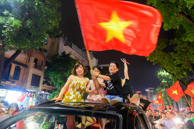 hinh anh hang tram nghin nguoi reo mung chien thang cua olympic viet nam nhin tu tren cao