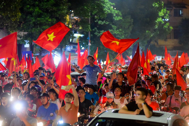 hinh anh hang tram nghin nguoi reo mung chien thang cua olympic viet nam nhin tu tren cao