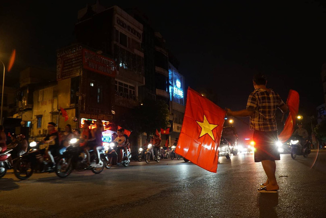 hinh anh hang tram nghin nguoi reo mung chien thang cua olympic viet nam nhin tu tren cao