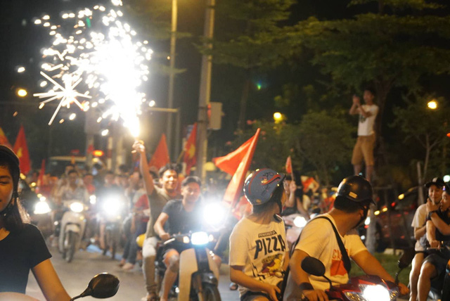 hinh anh hang tram nghin nguoi reo mung chien thang cua olympic viet nam nhin tu tren cao