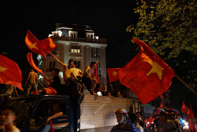 hinh anh hang tram nghin nguoi reo mung chien thang cua olympic viet nam nhin tu tren cao