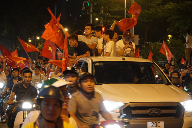 hinh anh hang tram nghin nguoi reo mung chien thang cua olympic viet nam nhin tu tren cao