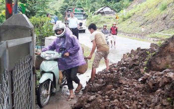 Mưa to, sạt lở ở Sơn La, nhiều tuyến giao thông tê liệt