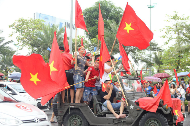 olympic viet nam ve toi noi bai hang ngan nguoi don ben ngoai