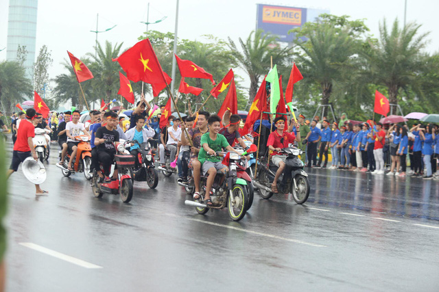 olympic viet nam ve toi noi bai hang ngan nguoi don ben ngoai