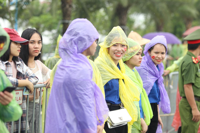 olympic viet nam ve toi noi bai hang ngan nguoi don ben ngoai