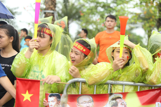 olympic viet nam ve toi noi bai hang ngan nguoi don ben ngoai