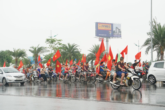 olympic viet nam ve toi noi bai hang ngan nguoi don ben ngoai