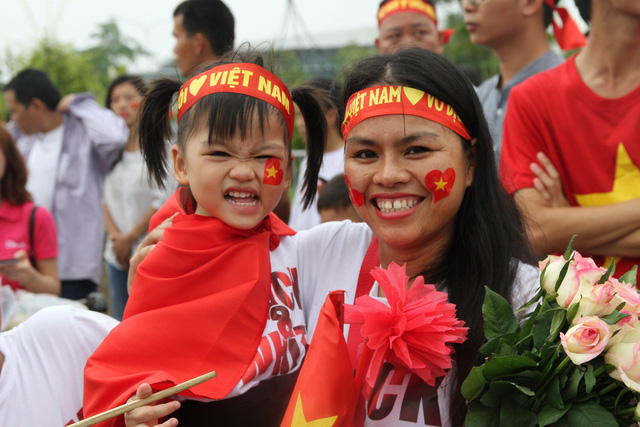 olympic viet nam ve toi noi bai hang ngan nguoi don ben ngoai