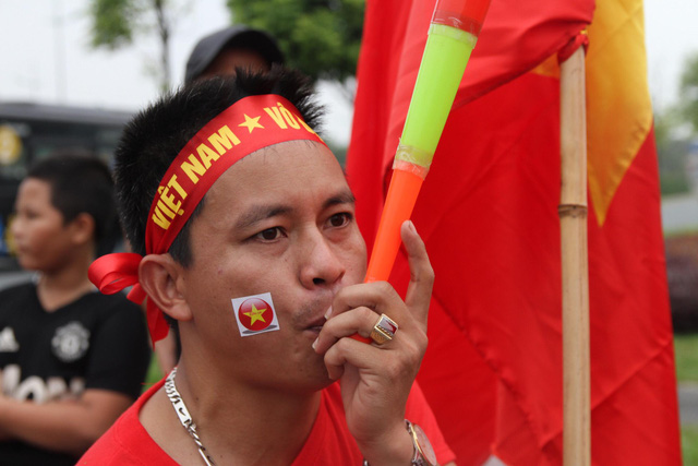 olympic viet nam ve toi noi bai hang ngan nguoi don ben ngoai