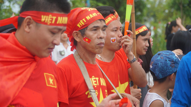 olympic viet nam ve toi noi bai hang ngan nguoi don ben ngoai