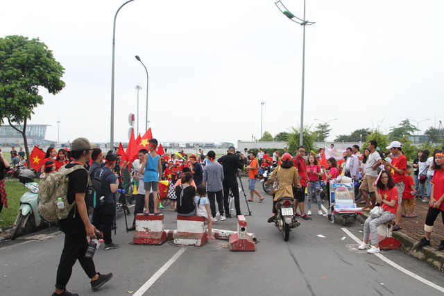 olympic viet nam ve toi noi bai hang ngan nguoi don ben ngoai