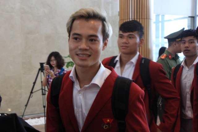 olympic viet nam ve toi noi bai hang ngan nguoi don ben ngoai