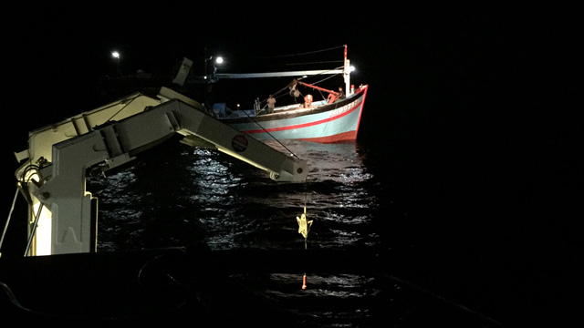Cứu 8 thuyền viên gặp nạn tại vùng đánh bắt cá chung Việt Nam - Trung Quốc cuu 8 thuyen vien gap nan tai vung danh bat ca chung viet nam trung quoc