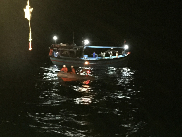 Cứu 8 thuyền viên gặp nạn tại vùng đánh bắt cá chung Việt Nam - Trung Quốc cuu 8 thuyen vien gap nan tai vung danh bat ca chung viet nam trung quoc