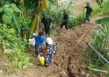 Y bác sỹ vào vùng tâm lũ khám chữa bệnh cho người dân