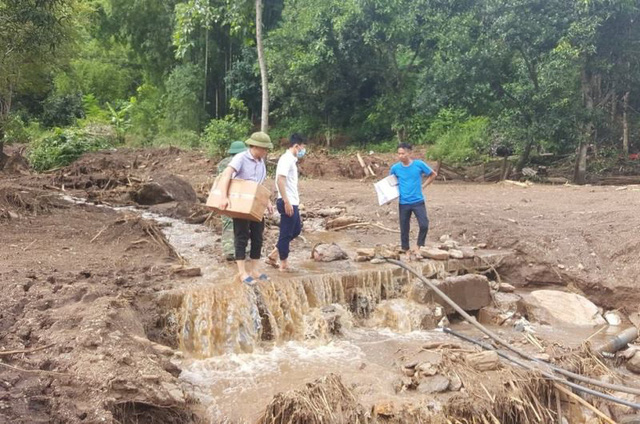 y bac sy vao vung tam lu kham chua benh cho nguoi dan