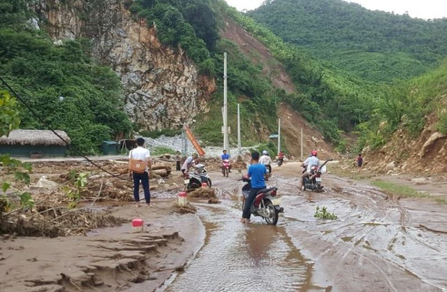 y bac sy vao vung tam lu kham chua benh cho nguoi dan