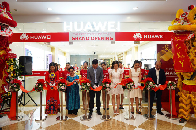 huawei khai truong cua hang trai nghiem dau tien tai viet nam