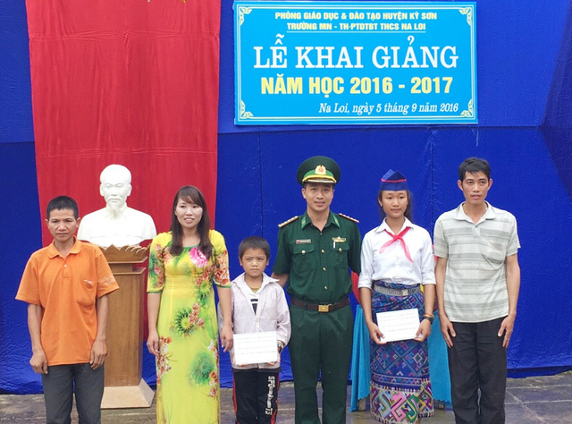 nguoi linh quan ham xanh trich tien luong giup hoc sinh ngheo toi truong