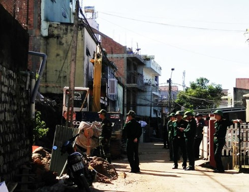 phat hien qua bom khung nang hang tram kg khi dao mong nha