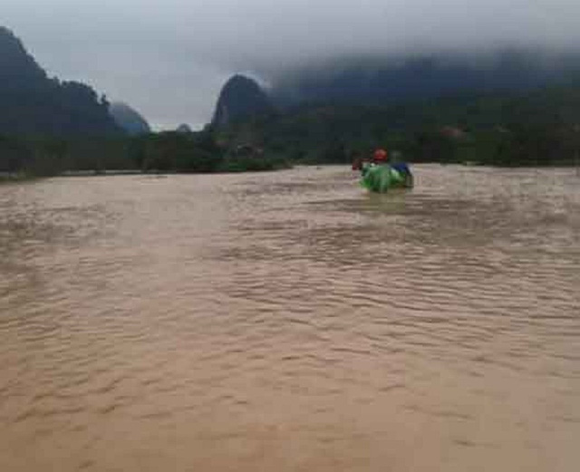 mua lon 1 nguoi bi lu cuon troi duong sat te liet