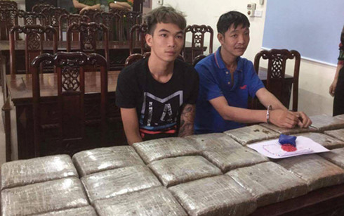 nghe an bat 2 doi tuong van chuyen 40 banh can sa