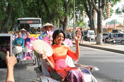 dua ao dai gan hon voi doi song