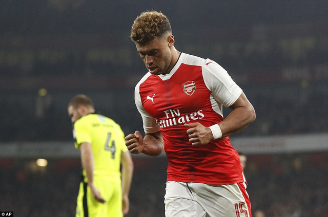 oxlade chamberlain lap cu dup arsenal vao tu ket league cup