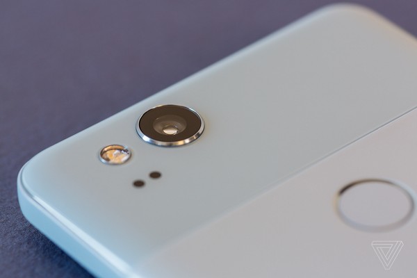 can canh bo doi smartphone cao cap pixel 2 vua ra mat cua google