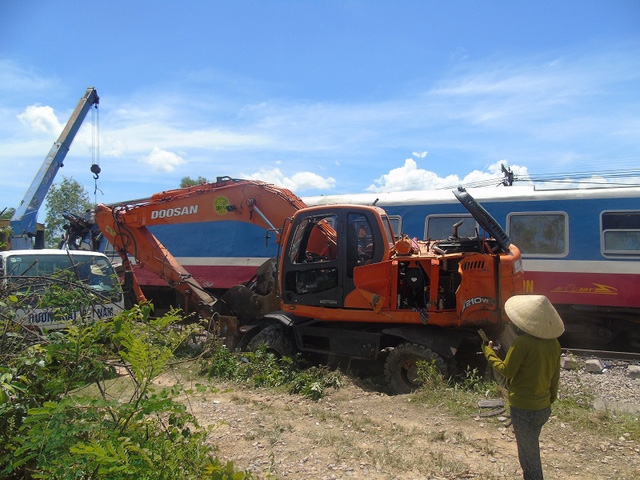 khoi to vu tau hoa bi lat do va cham voi may xuc tai quang binh