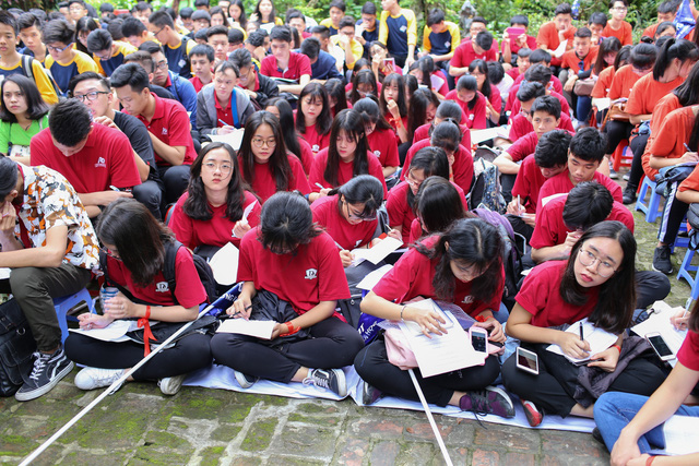 hoc sinh ha noi ve tan que nha tho nguyen khuyen de hoc van