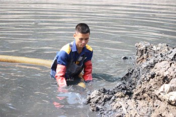 Hà Nội: Nạo vét hàng nghìn mét khối bùn dưới lòng sông Tô Lịch