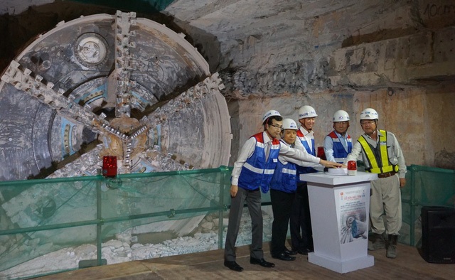 “Quái vật” 300 tấn khoan xong đoạn hầm đầu tiên tuyến metro TPHCM quai vat 300 tan khoan xong doan ham dau tien tuyen metro tphcm
