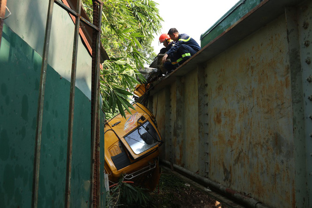 ha noi tau hoa dam xe tai 5 nguoi bi thuong