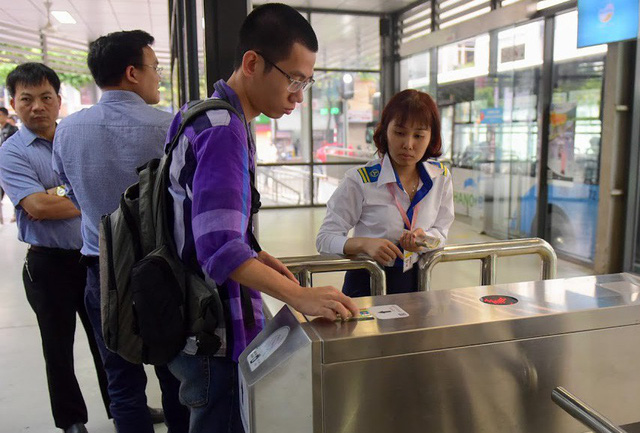 buyt nhanh brt ha noi bat dau su dung ve dien tu thong minh