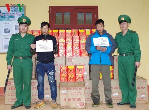 bat giu 2 doi tuong van chuyen khoi luong lon phao lau qua bien gioi