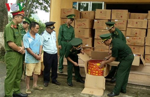 bat giu 2 doi tuong van chuyen khoi luong lon phao lau qua bien gioi