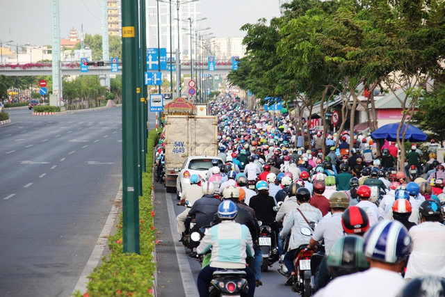 TPHCM: Đề nghị cho xe buýt chạy vào làn xe máy giờ cao điểm