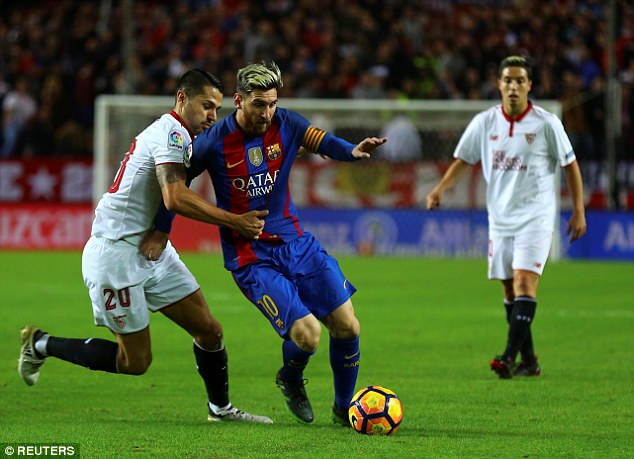 messi va suarez giup barcelona nguoc dong ha sevilla