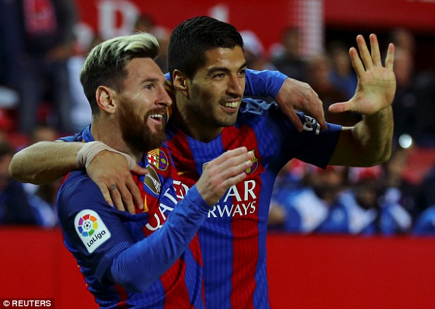 messi va suarez giup barcelona nguoc dong ha sevilla