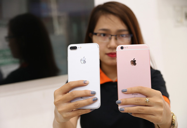 Mở bán iPhone 7 và 7 Plus chính hãng: "Kẻ ăn không hết, người lần chẳng ra"