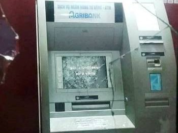 Người đàn ông la hét, đập phá hai cây ATM trong đêm