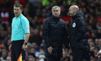 Mourinho bị buộc tội vì hành vi đá bay chai nước