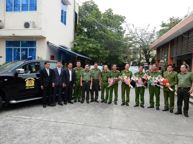 da nang trang bi 56 o to dinh logo rieng cho cong an cac xa phuong