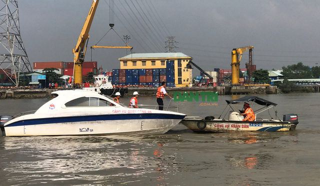 hai tau container tong nhau tren song hang tram nguoi lao ra hoi cua