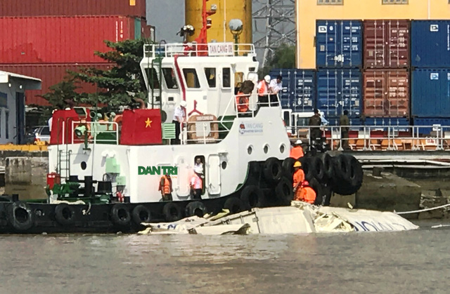 hai tau container tong nhau tren song hang tram nguoi lao ra hoi cua