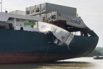 Hai tàu container tông nhau trên sông, hàng trăm người lao ra 